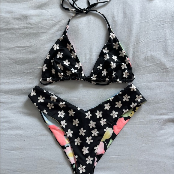 Billabong Other - Billabong reversible Floral Bikini set